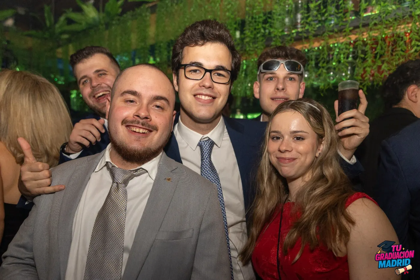 Fiesta de graduación con barra libre y DJ